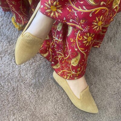 Sapato em pele print espiga camel, com brilho glitter, forro e palmilha de conforto em pele, sola em neolite antiderrapante com salto de 1cm