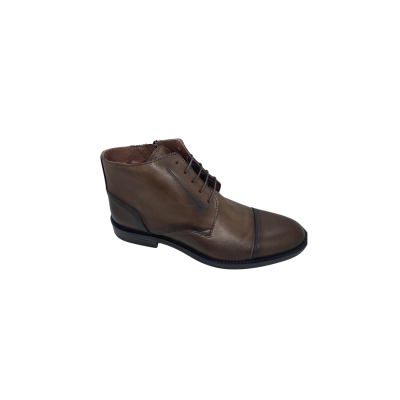 Bota em pele sauvage castanha queimada, forro e palmilha de conforto em pele, sola com vira pesponto castanho, rasto TR antiderrapante, aperto com fecho e cordão encerado T-moro
