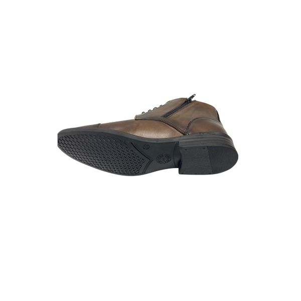 Bota em pele sauvage castanha queimada, forro e palmilha de conforto em pele, sola com vira pesponto castanho, rasto TR antiderrapante, aperto com fecho e cordão encerado T-moro