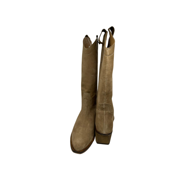 Bota em pele crute taupe com forro em pele, sola neolite com antiderrapante, salto injetado a couro de 4 cm