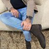 Bota em pele nobuck castanho T-moro, com forro e palmilha de conforto em pele, sola com vira pesponto castanho, rasto TR antiderrapante, e cordão encerado T-moro