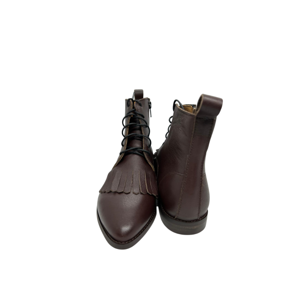 Bota em pele sauvage castanho com franja, forro e palmilha de conforto em pele, sola neolite com salto de 2 cm