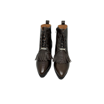 Bota em pele sauvage castanho com franja, forro e palmilha de conforto em pele, sola TR com salto de 2 cm