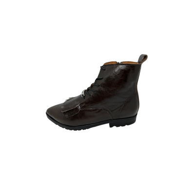 Bota em pele sauvage castanho com franja, forro e palmilha de conforto em pele, sola TR com salto de 2 cm