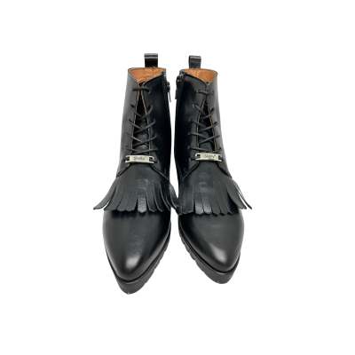 Bota em pele sauvage preto com franja, forro e palmilha de conforto em pele, sola neolite com salto de 2 cm
