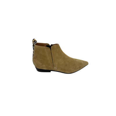 Bota em pele crute camel, com apontamento em pele de pelo print leopardo, com forro e palmilha de conforto em pele, sola neolite antiderrapante com salto de 2,5 cm