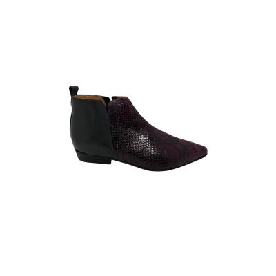 Bota em pele cobra print bordeaux e preto