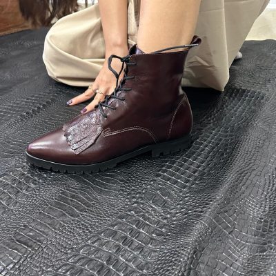 Bota em pele sauvage bordeaux com franja