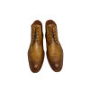 Bota em pele sauvage camel, queimada com apontamento T-moro, forro e palmilha de conforto em pele, sola com vira couro e pesponto bege, rasto neolite com capa antiderrapante, e cordão encerado T-moro