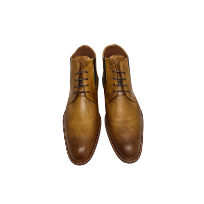 Bota em pele sauvage camel, queimada com apontamento T-moro, forro e palmilha de conforto em pele, sola com vira couro e pesponto bege, rasto neolite com capa antiderrapante, e cordão encerado T-moro