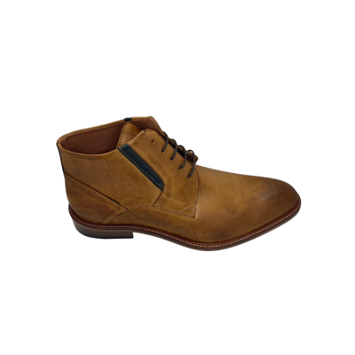 Bota em pele sauvage camel, queimada com apontamento T-moro, forro e palmilha de conforto em pele, sola com vira couro e pesponto bege, rasto neolite com capa antiderrapante, e cordão encerado T-moro