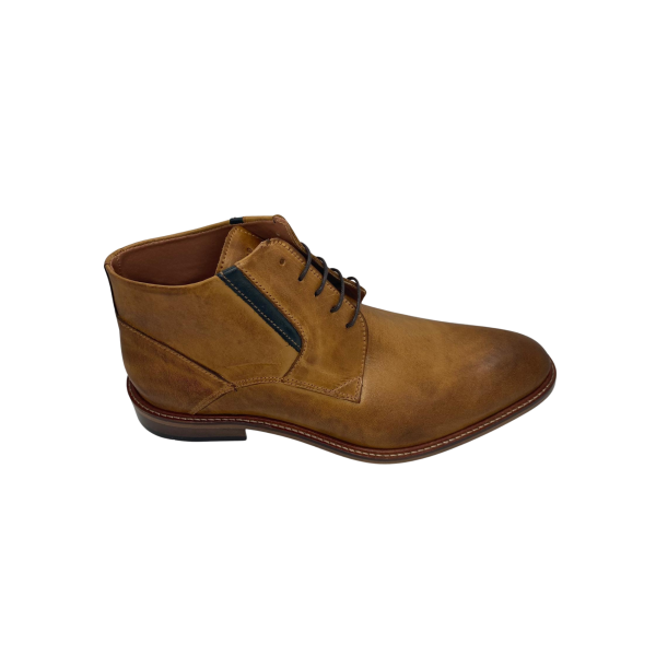 Bota em pele sauvage camel, queimada com apontamento T-moro, forro e palmilha de conforto em pele, sola com vira couro e pesponto bege, rasto neolite com capa antiderrapante, e cordão encerado T-moro