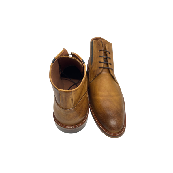 Bota em pele sauvage camel, queimada com apontamento T-moro, forro e palmilha de conforto em pele, sola com vira couro e pesponto bege, rasto neolite com capa antiderrapante, e cordão encerado T-moro