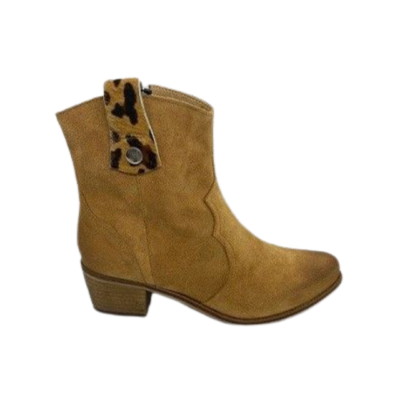 Bota em pele crute camel com forro e palmilha de conforto em pele, sola com salto injetado a couro de 4,5 cm