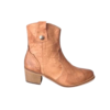 Bota em pele sauvage enrrugada camel com forro e palmilha de conforto em pele, sola com salto injetado a couro de 4,5 cm