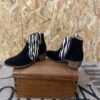 Bota em pele crute preto com pele pelo print zebra com forro e palmilha de conforto em pele, sola com salto injetado a couro de 4,5 cm