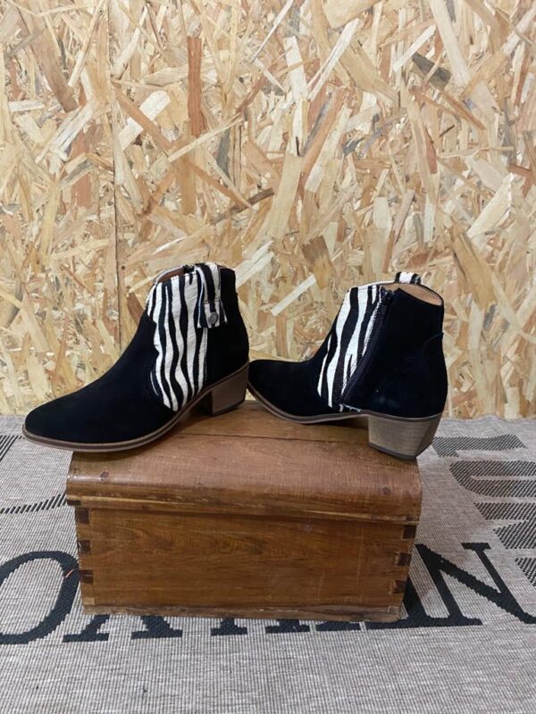 Bota em pele crute preto com pele pelo print zebra com forro e palmilha de conforto em pele, sola com salto injetado a couro de 4,5 cm