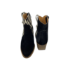 Bota em pele crute preto com pele pelo print zebra com forro e palmilha de conforto em pele, sola com salto injetado a couro de 4,5 cm