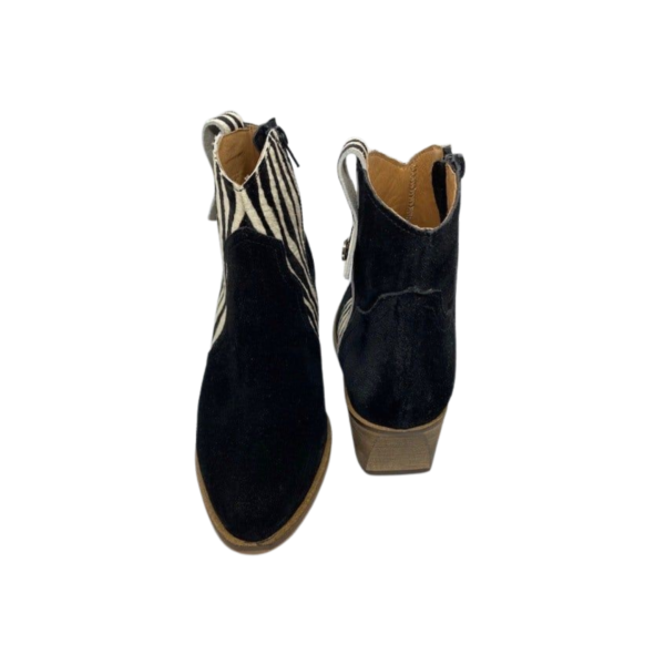 Bota em pele crute preto com pele pelo print zebra com forro e palmilha de conforto em pele, sola com salto injetado a couro de 4,5 cm