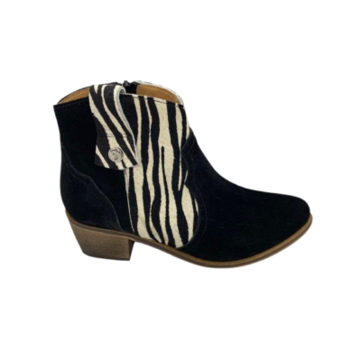 Bota em pele crute preto com pele pelo print zebra com forro e palmilha de conforto em pele, sola com salto injetado a couro de 4,5 cm