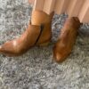 Bota em pele sauvage print piton camel com forro e palmilha de conforto em pele, sola com salto injetado a couro de 4,5 cm