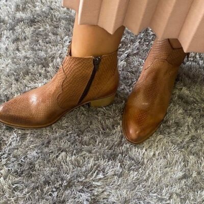 Bota em pele sauvage print piton camel com forro e palmilha de conforto em pele, sola com salto injetado a couro de 4,5 cm