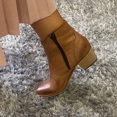Bota em pele sauvage print piton camel com forro e palmilha de conforto em pele, sola com salto injetado a couro de 4,5 cm