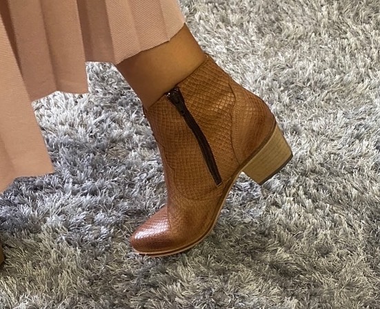 Bota em pele sauvage print piton camel com forro e palmilha de conforto em pele, sola com salto injetado a couro de 4,5 cm