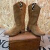 Bota em pele crute camel com puxador em pele de pelo print leopardo com forro e palmilha de conforto em pele, sola com salto injetado a couro de 4,5 cm Bota em pele crute camel com puxador em pele de pelo print leopardo com forro e palmilha de conforto em pele, sola com salto injetado a couro de 4,5 cm