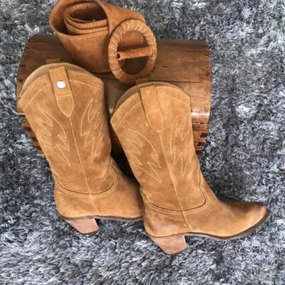 Bota em pele crute camel com forro e palmilha de conforto em pele, sola com salto injetado a couro de 5 cm
