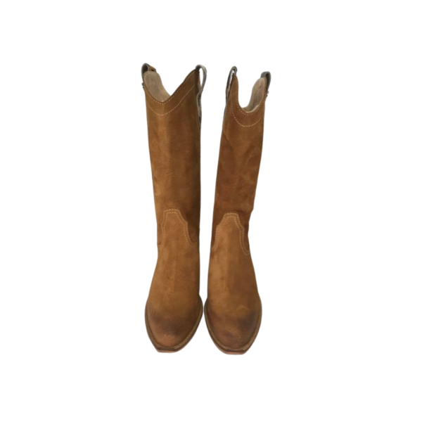 Bota em pele crute camel com puxador em pele de pelo print leopardo com forro e palmilha de conforto em pele, sola com salto injetado a couro de 4,5 cm Bota em pele crute camel com puxador em pele de pelo print leopardo com forro e palmilha de conforto em pele, sola com salto injetado a couro de 4,5 cm
