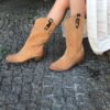 Bota em pele crute camel com puxador em pele de pelo print leopardo com forro e palmilha de conforto em pele, sola com salto injetado a couro de 4,5 cm Bota em pele crute camel com puxador em pele de pelo print leopardo com forro e palmilha de conforto em pele, sola com salto injetado a couro de 4,5 cm
