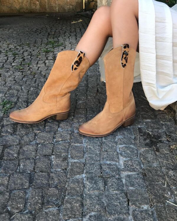 Bota em pele crute camel com puxador em pele de pelo print leopardo com forro e palmilha de conforto em pele, sola com salto injetado a couro de 4,5 cm Bota em pele crute camel com puxador em pele de pelo print leopardo com forro e palmilha de conforto em pele, sola com salto injetado a couro de 4,5 cm
