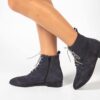 Bota em pele crute cinza com forro e palmilha de conforto em pele, sola neolite com salto de 2 cm