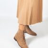 Bota em pele crute taupe com forro e palmilha de conforto em pele, sola neolite com salto de 2 cm