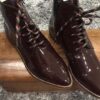Bota em pele verniz bordeaux com forro e palmilha de conforto em pele, sola neolite com salto de 2 cm