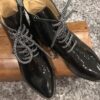 Bota em pele verniz preto com forro e palmilha de conforto em pele, sola neolite com salto de 2 cm