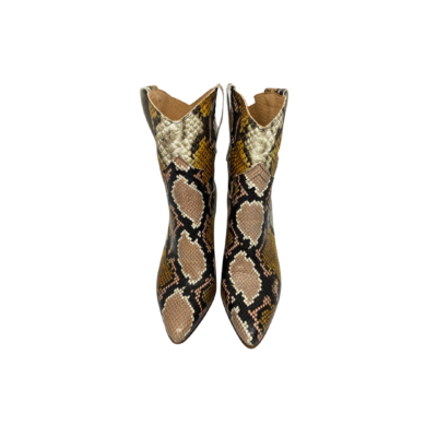 Bota em pele de print cobra em tons rosa e camel, forro e palmilha de conforto em pele, salto injetado a couro natural com altura de 7,5 cm, sola de neolite antiderrapante