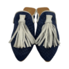 Mule em pele crute croco azul, com berloque branco, forro e palmilha de conforto em pele, sola em neolite antiderrapante com salto de 1cm