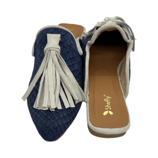 Mule em pele crute croco azul, com berloque branco, forro e palmilha de conforto em pele, sola em neolite antiderrapante com salto de 1cm