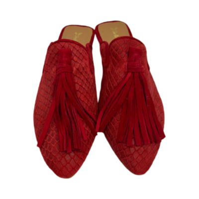 Mule em pele crute croco vermelho, com berloque vermelho, forro e palmilha de conforto em pele, sola em neolite antiderrapante com salto de 1cm