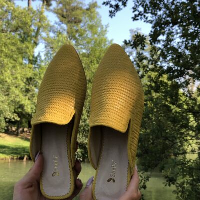 Mule em pele print espiga amarelo, forro e palmilha de conforto em pele, sola em neolite antiderrapante com salto de 1cm