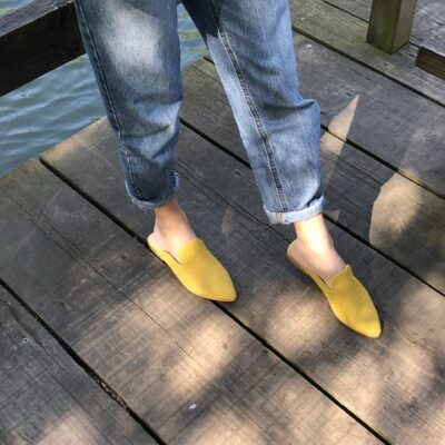 Mule em pele print espiga amarelo, forro e palmilha de conforto em pele, sola em neolite antiderrapante com salto de 1cm