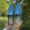 Mule em pele em print espiga azul, com brilho glitter, forro e palmilha de conforto em pele, sola em neolite antiderrapante com salto de 1cm