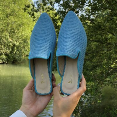 Mule em pele em print espiga azul, com brilho glitter, forro e palmilha de conforto em pele, sola em neolite antiderrapante com salto de 1cm