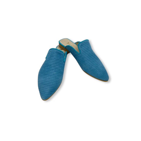 Mule em pele em print espiga azul, com brilho glitter, forro e palmilha de conforto em pele, sola em neolite antiderrapante com salto de 1cm