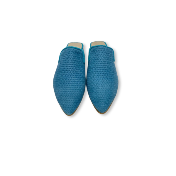Mule em pele em print espiga azul, com brilho glitter, forro e palmilha de conforto em pele, sola em neolite antiderrapante com salto de 1cm