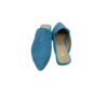 Mule em pele em print espiga azul, com brilho glitter, forro e palmilha de conforto em pele, sola em neolite antiderrapante com salto de 1cm
