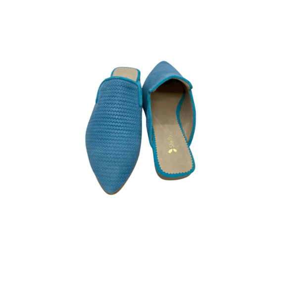 Mule em pele em print espiga azul, com brilho glitter, forro e palmilha de conforto em pele, sola em neolite antiderrapante com salto de 1cm