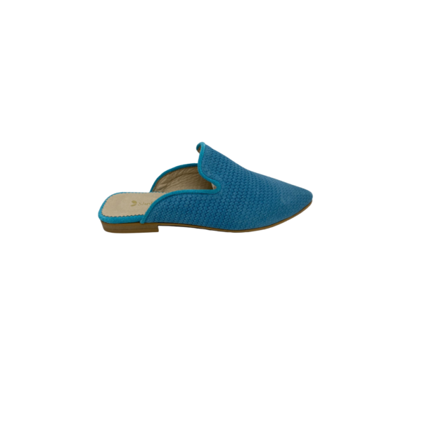 Mule em pele em print espiga azul, com brilho glitter, forro e palmilha de conforto em pele, sola em neolite antiderrapante com salto de 1cm